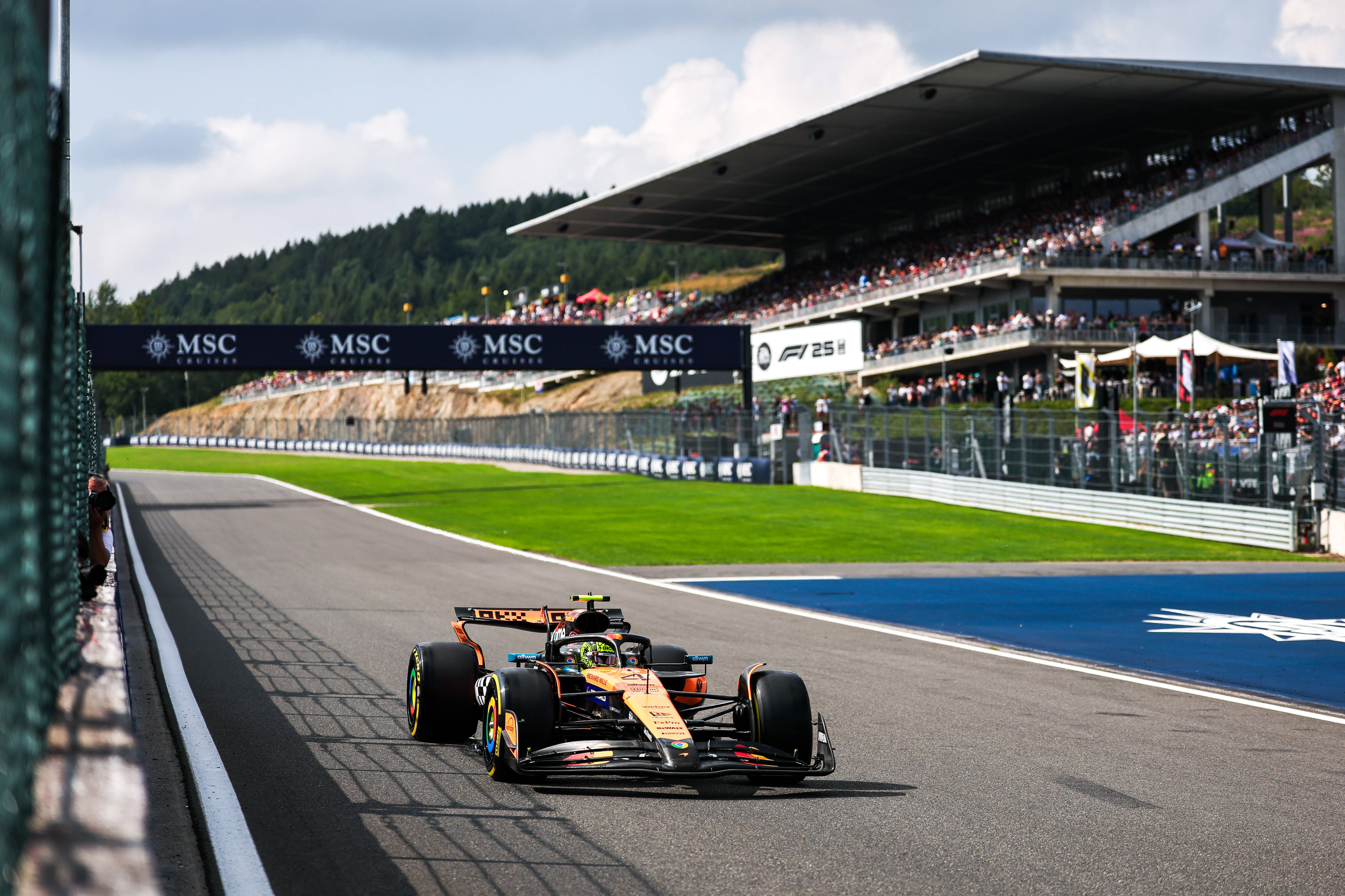 爱游戏-阿斯顿马丁绝杀索伯车队，诺里斯带队取胜