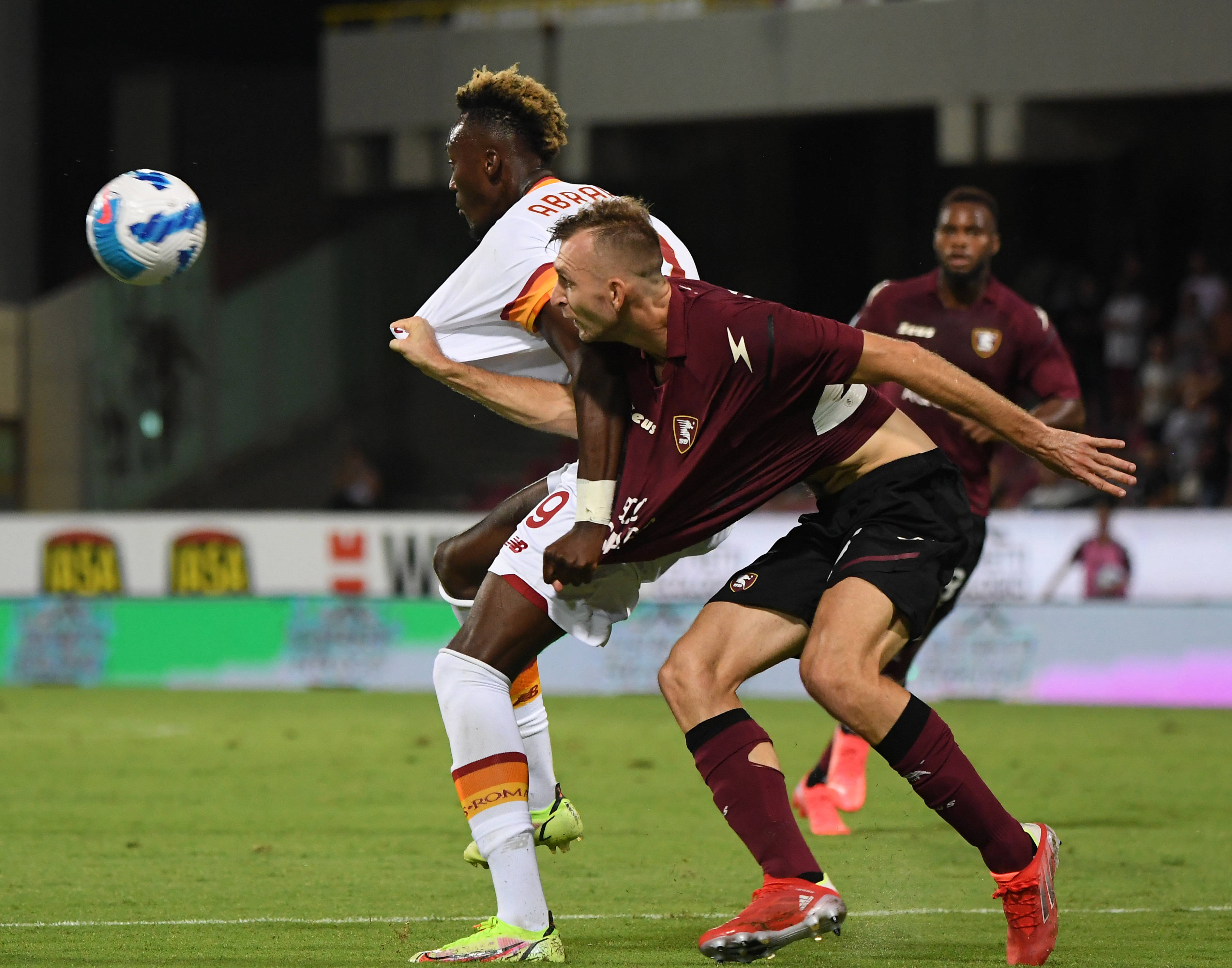 爱游戏2026-莱比锡红牛碾压美国，楚阿梅尼统治全场