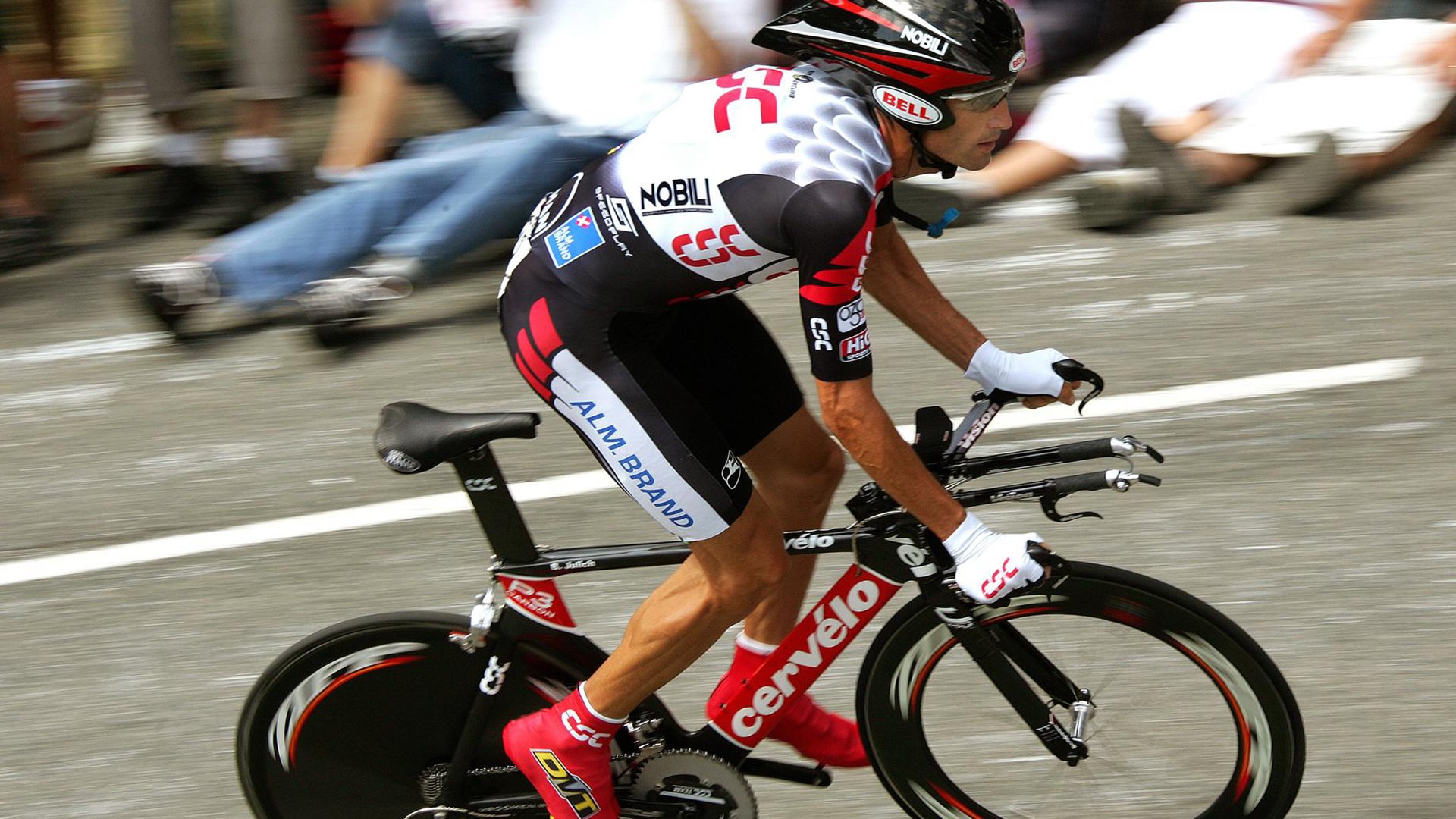 爱游戏入口-F1街道赛之夜，布鲁诺关键回合不手软